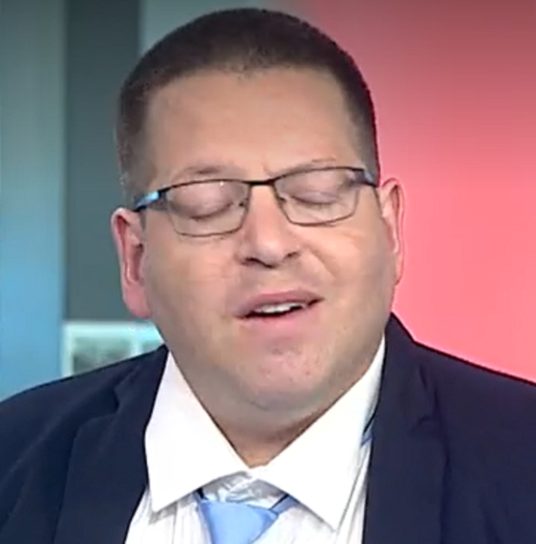 אייל בסרגליק עם שאיפות פוליטיות אבל הוא משעמם ומתחנחן לחונטה