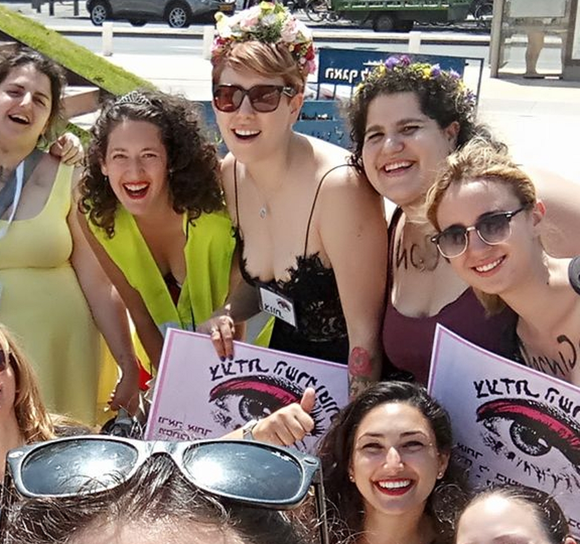 החברות של עינת רון מצעדת השרמוטות מביעות צער בבית העלמין