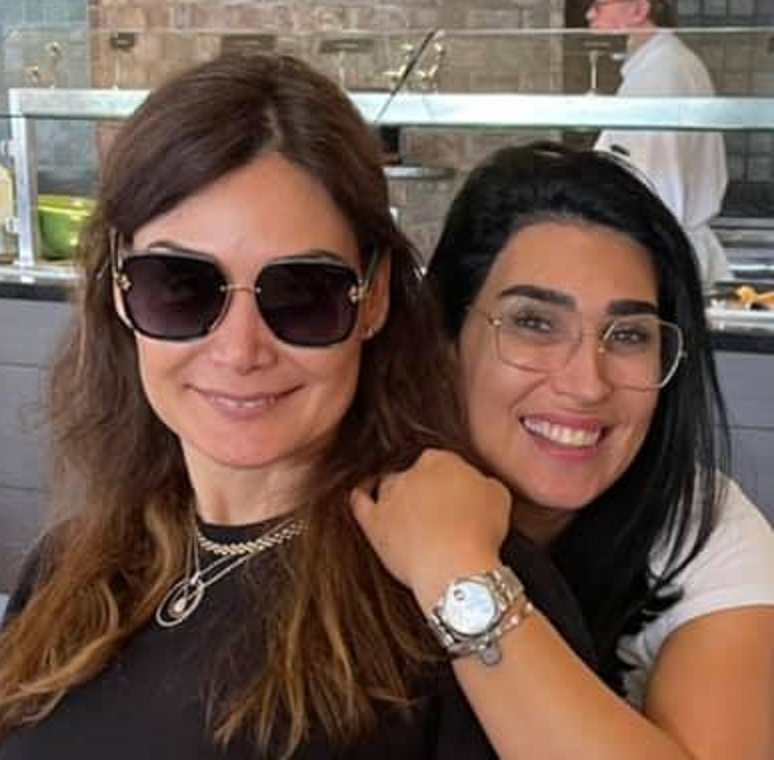 הילה יחזקאל עם הפטרונית אהובת נפשה רוחמה רומי קנבל