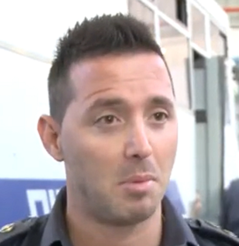 יוסי רוזן דוחס עצירים לתאים על מיטות זמניות בכלא איילון