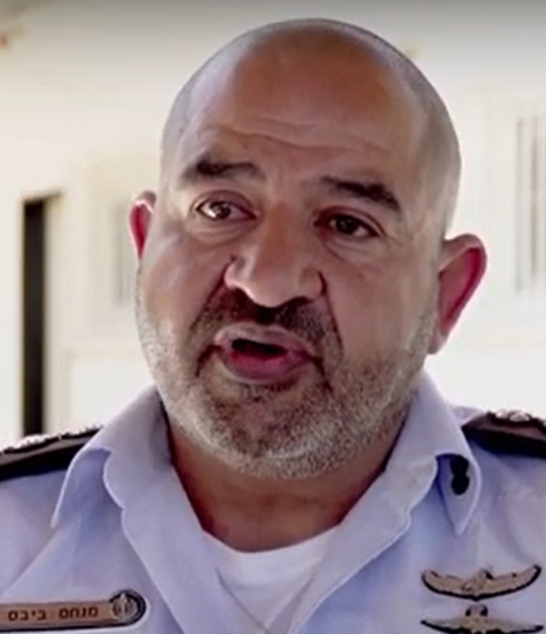 מנחם ביבס מפקד כלא אשל דוחס עצירים למיטות מעצר כמו סרדינים