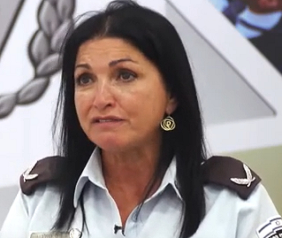 נילי טולדנו מפקדת כלא מעשיהו כולאת עצורים בקופסאות סרדינים