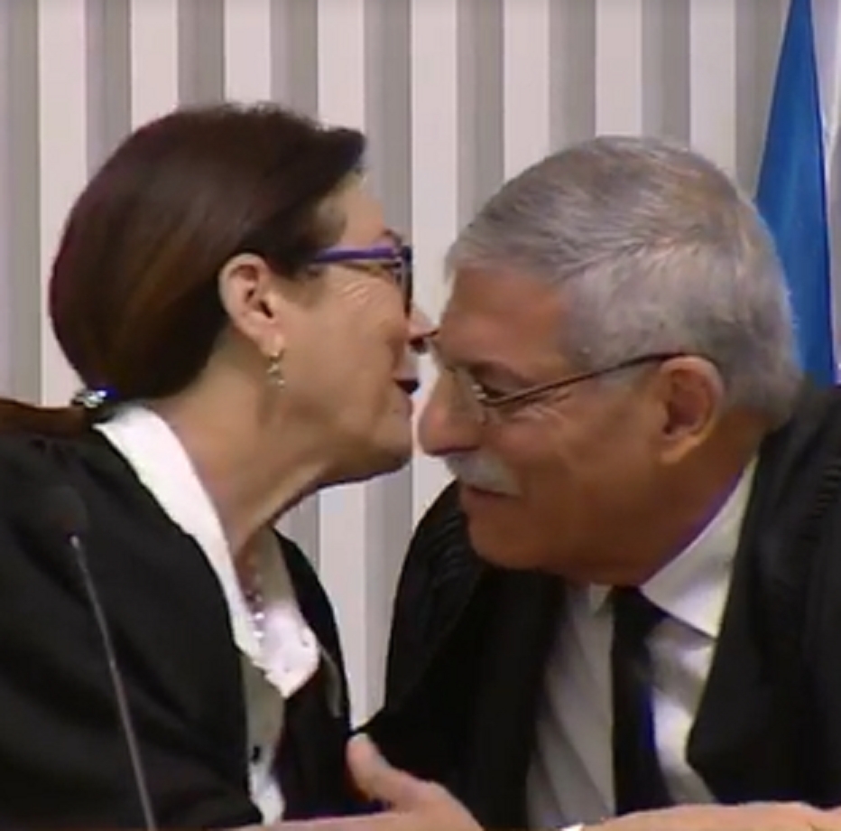 אורי שהם מקבל נשיקה מזמרת מזרוני להקת הנחל אסתי חיות