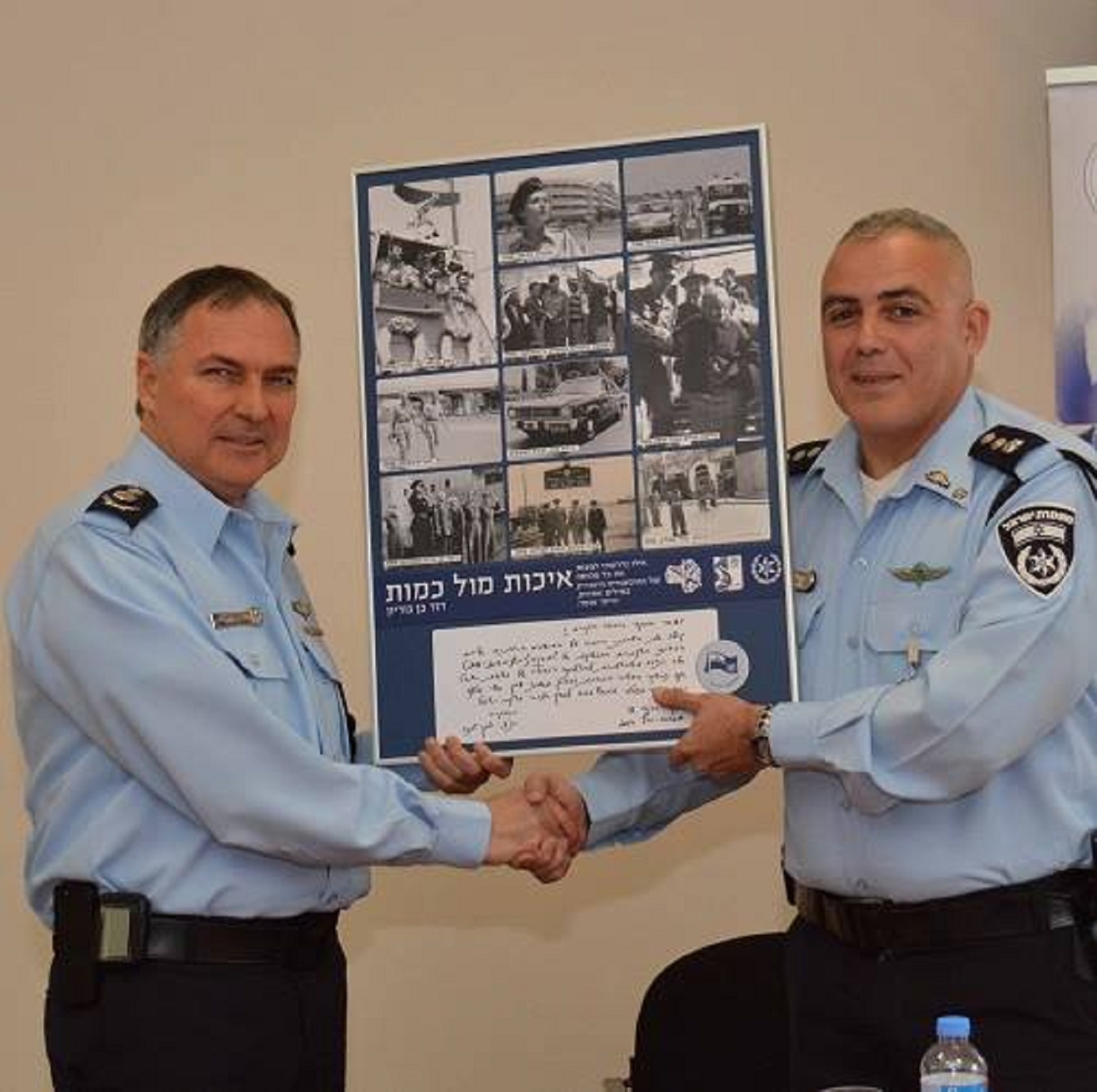 אילן סרדל השוטר שגנב 2 בקבוקי עראק מקבל תעודה מיוחננה דנינו על איכות האלכוהול