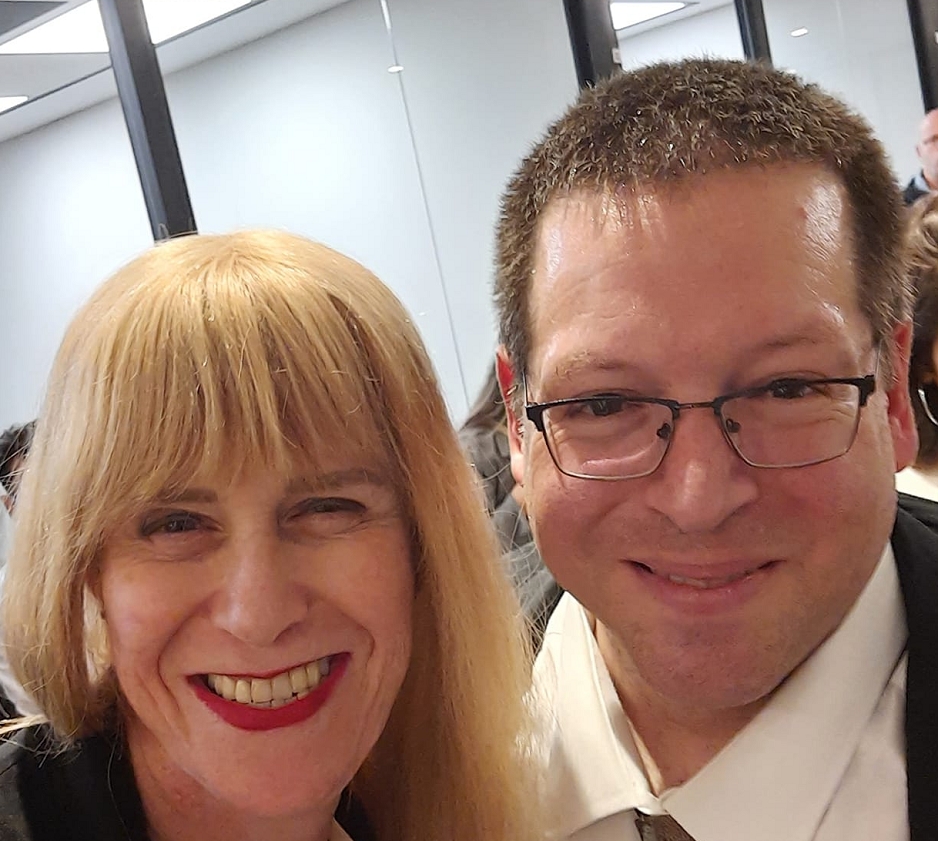 אייל בסרגליק מוטרד מינית עי אהוד רופא בתחפושת קוקסינלית של שני רופא