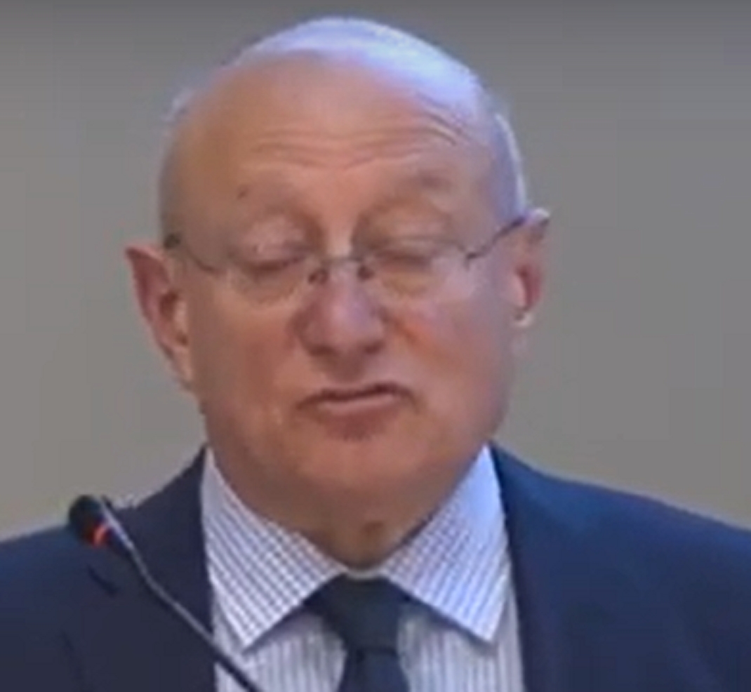 אלכס שטיין איילת שקד הביאה אותו לזהם את העליון בנוכחותו