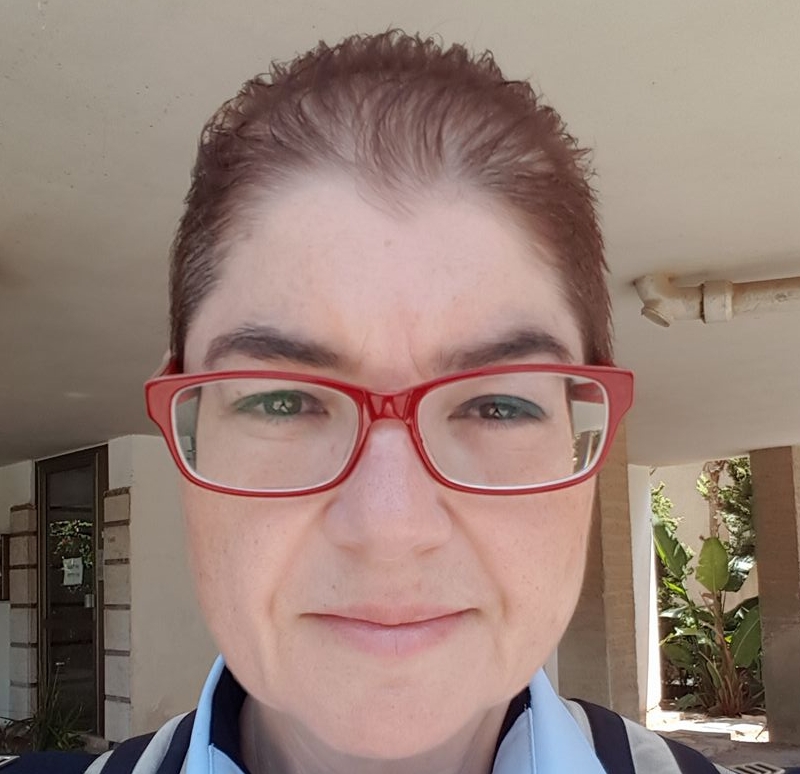 בתיה שטר לזר שוטרת בתחנת גלילות שפותחים כוס למשימות תפירת תיקים