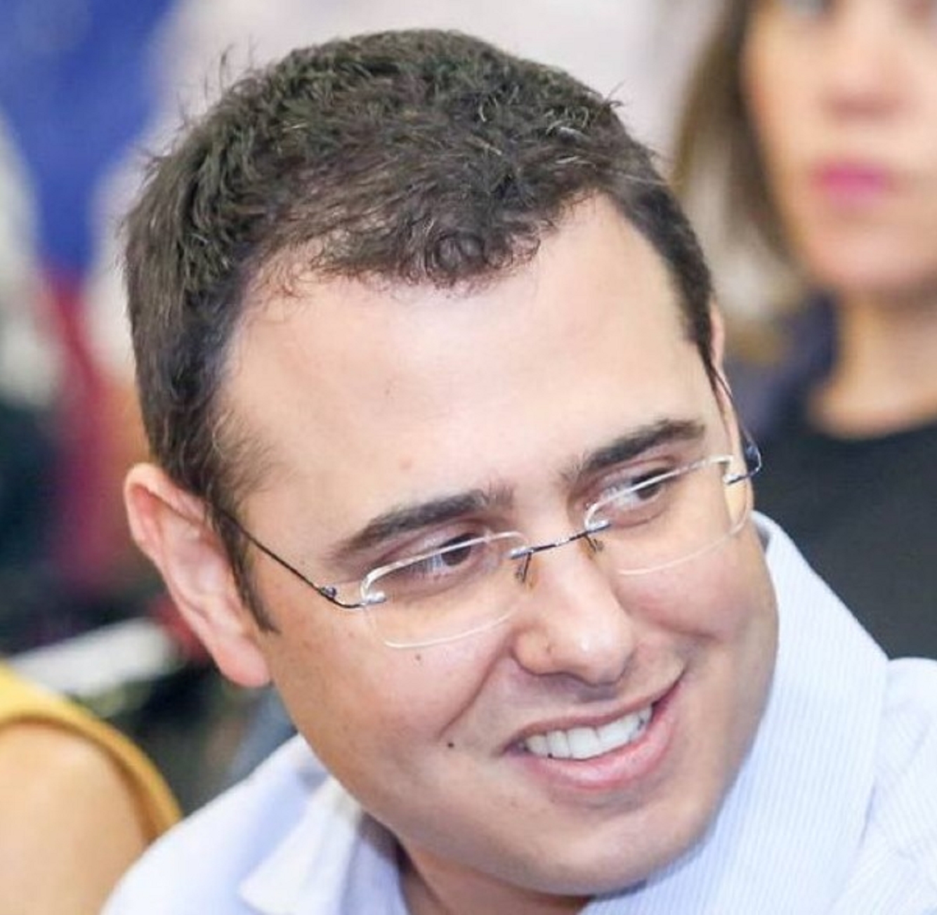השופט טל חבקין מביט על ציצים של עורכת דין בכנס לשכת עורכי הדין