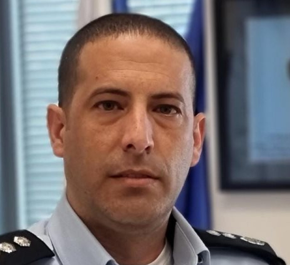 ברק מרדכי שוטר משועמם משטרת לכיש מזמין זונות לדירתו כדי להפליל אותן