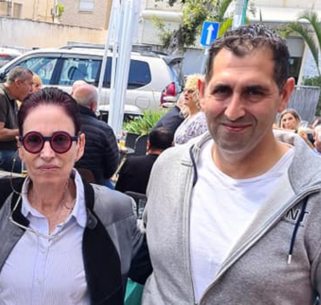 תמי אולמן והחייל שלה שאדי סרוג'י מביא לה ערבים להוציא שכר טרחה