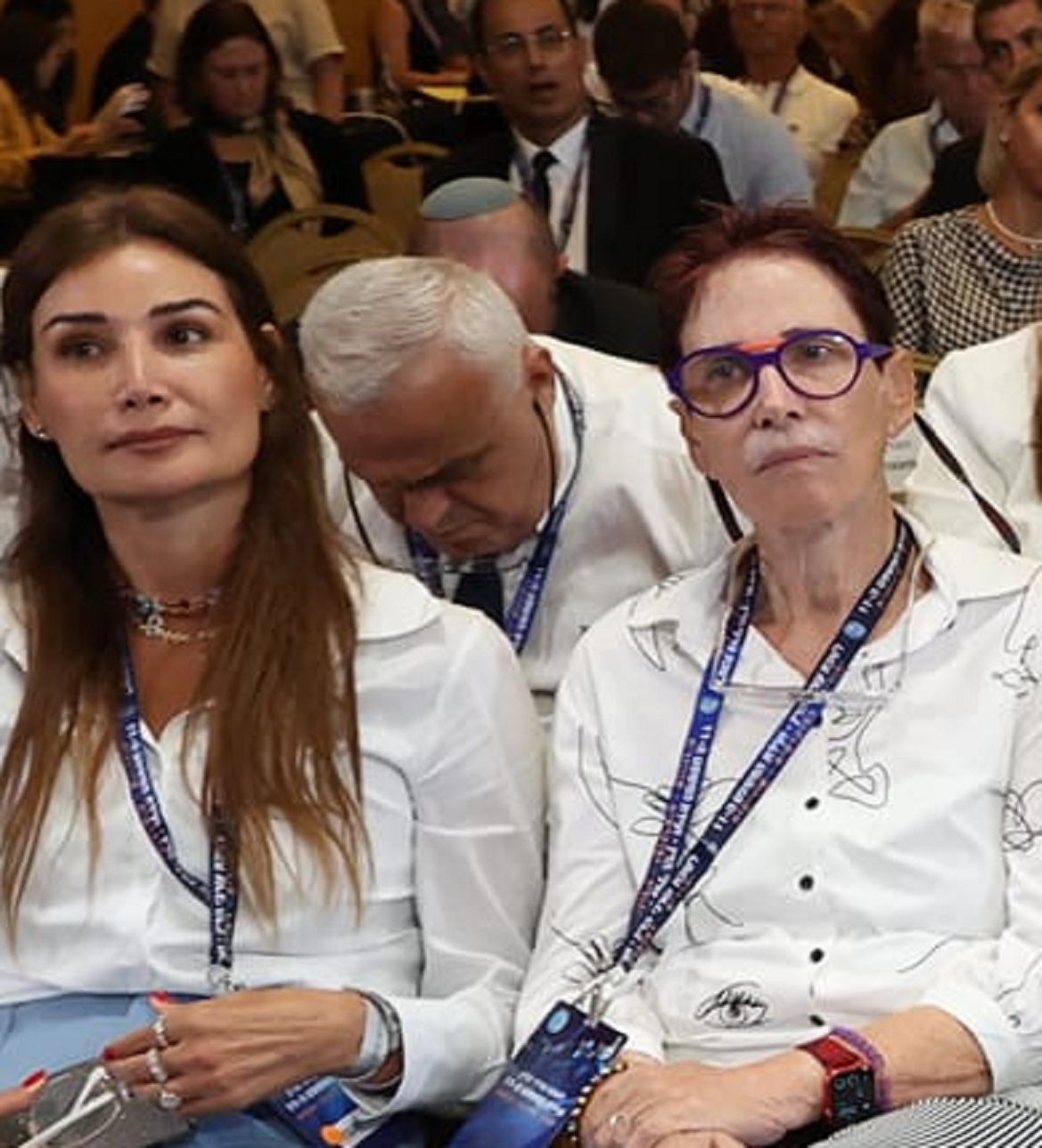 תמי אולמן עם תאומתה הסיאמית רומי קנבל שתי לקקניות תחת לחונטה