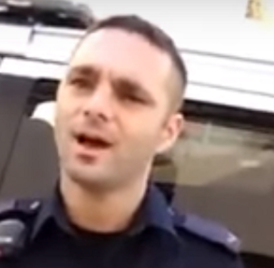 אופיר חנוכייב משועמם מחפש כלבים בלי שבבים במקום לחפש כנופיות של בדואים