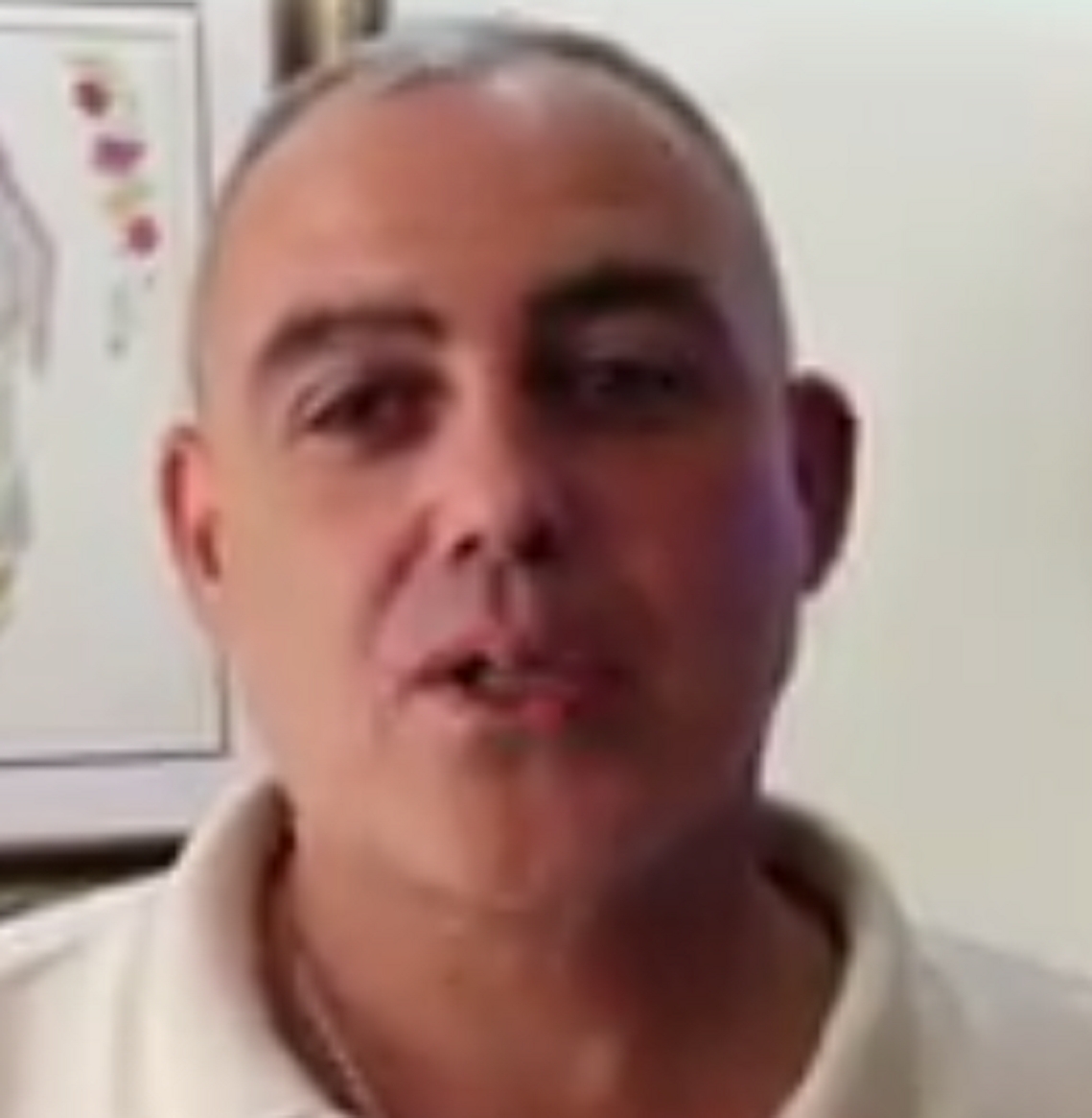 אילן סרדל בעל שפתי המוצץ שתפר תיקים חטף תפירת תיק חחח
