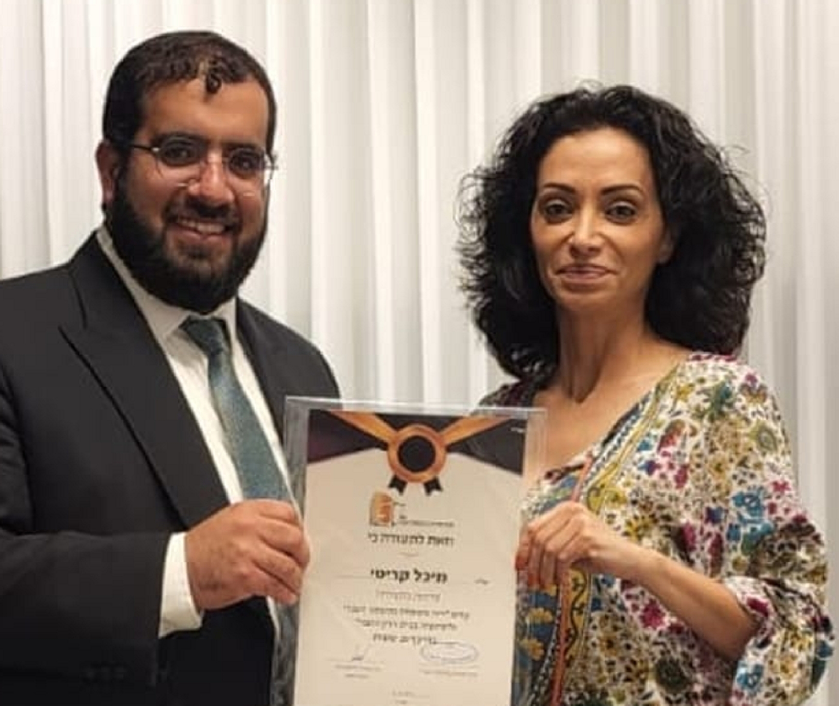 מיכל קריטי מקבלת תעודה על מפעל חיים לסחיטת גברים והשמדתם