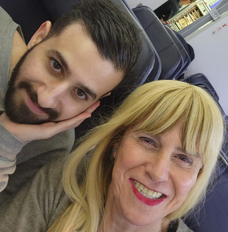 אהוד רופא בתחפושת שני רופא עם הבן שלה במטוס לקוקסילנד