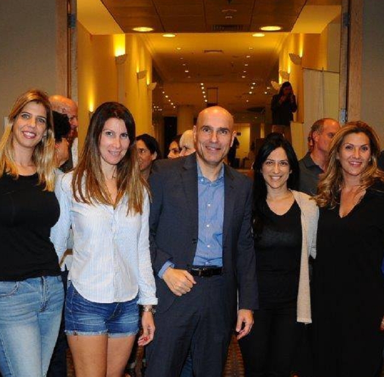 אפי נוה מגה סטאר מוקף נשים מעריצות