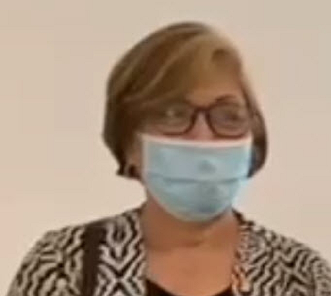 הלסבית הפיליפינית איב טריאוה אסטרדה שמקבלת חצי דירה