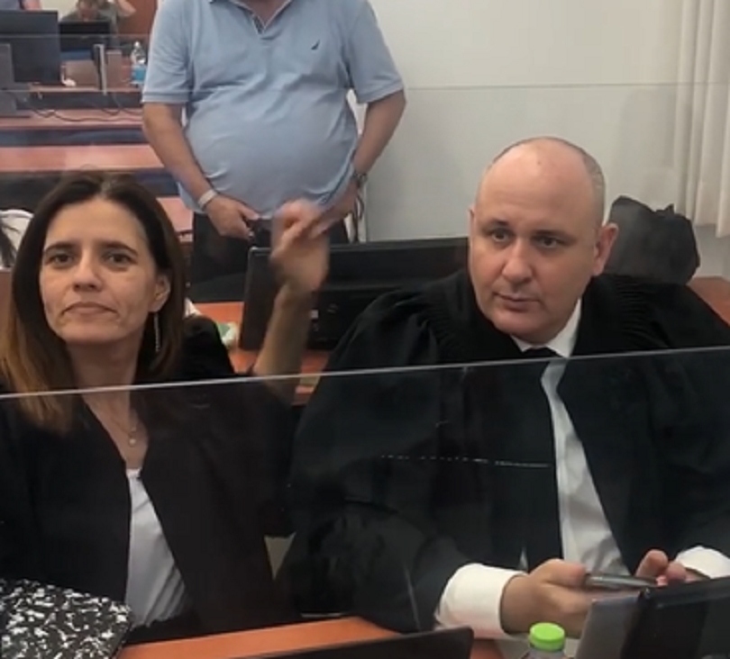 הפרקליטים יונתן תדמור וקרן צבירן באמצע תפירת תיק לביבי