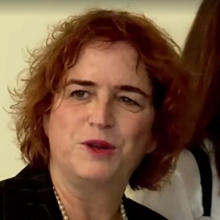 ליאת בן ארי באנגליה בעדות מילצ'ן נראית כמו סמרטוט שמה ליפסטיק של מכון עיסוי