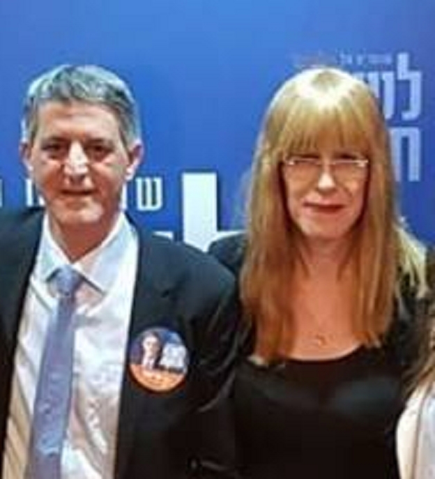 שני רופא עם אבי חימי שבחיים לא היה נותן לה למצוץ לו