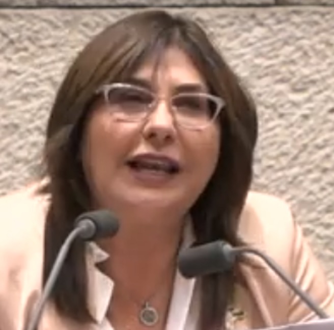 דבי ביטון בהמת מגדר קלינית עם נרתיק להשכרה