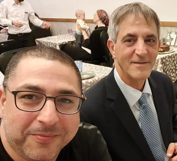 עדי כרמלי עם הפטרון הקודם אבי חימי לפני שאהובתו הילה יחזקאל בגדה בו