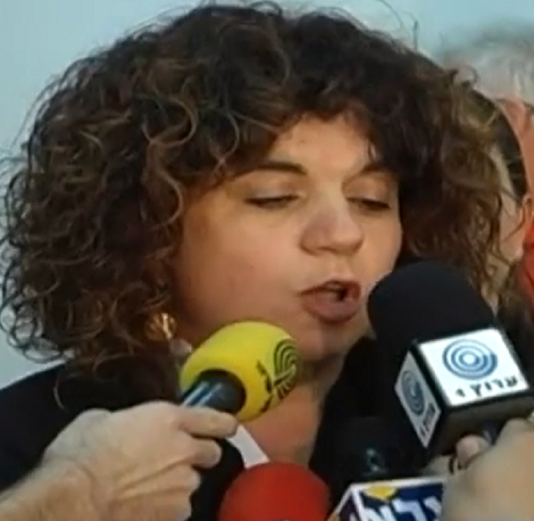 רונית עמיאל מתמוגגת אחרי שתפרה את הנשיא משה קצב