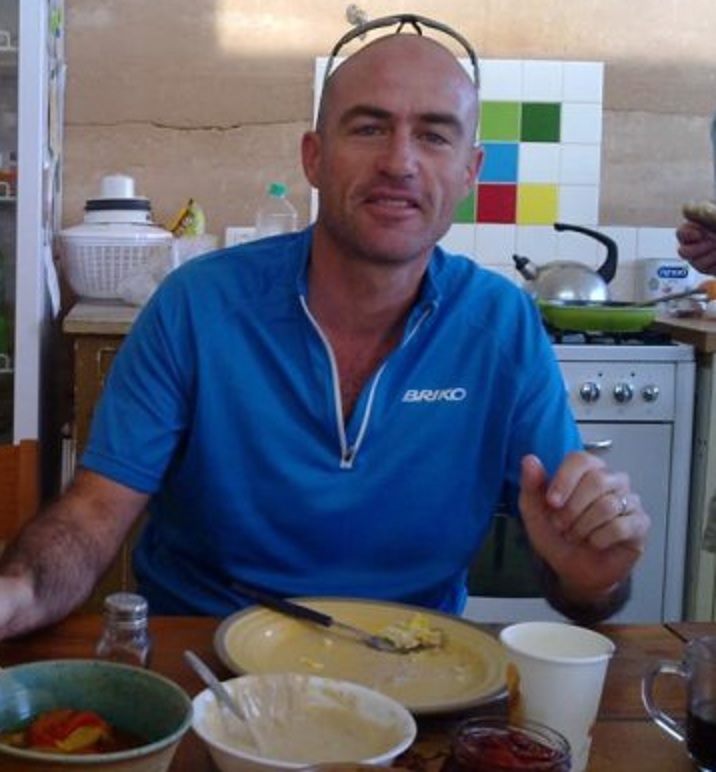 שמאי בקר בשנת 2010 מדגים זרועות שעירות וחשקניות