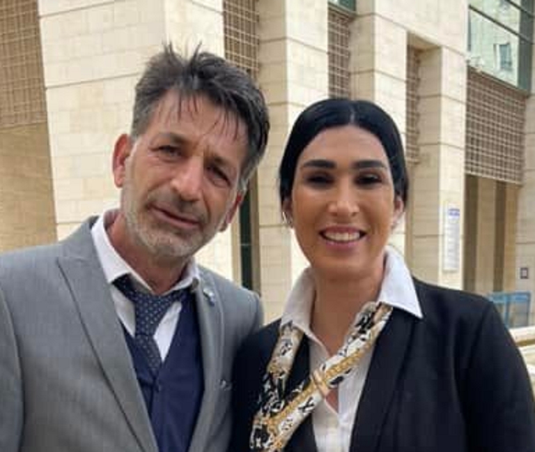 הילה יחזקאל ושמעון חסקי ליד הבית שימוש של ארומה ראשלצ