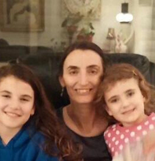 יפעת טוראל ממשרד אוהד ביתרון חוגגת על החייבים המסכנים