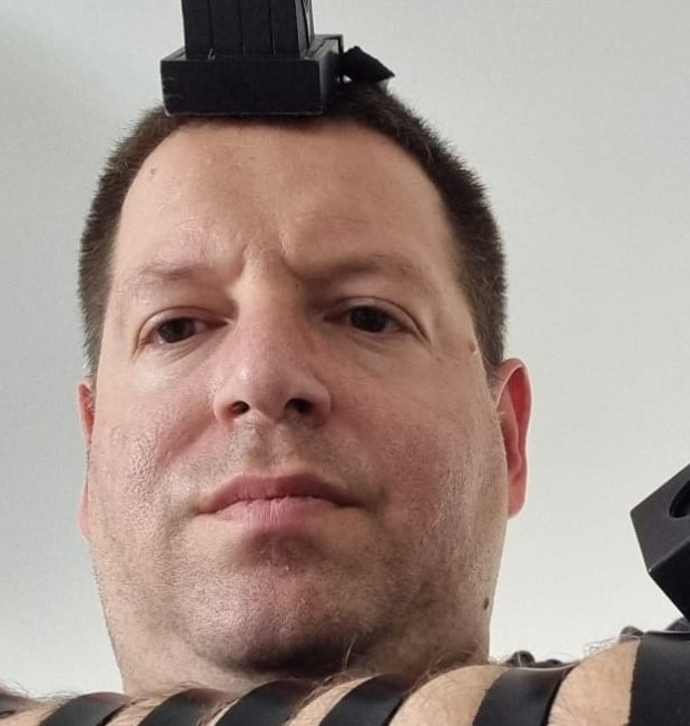 אייל בסרגליק מתקשט עם רצועות עור בטקס פאגאני