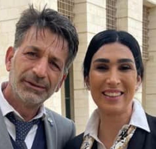 הילה יחזקאל עם שמעון חסקי ליד ארומה ראשלצ איפה שהיא מזדרגגת