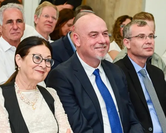 יריב לוין עם אסתי חיות חונכים בית משפט בקצרין ל 7000 תושבים