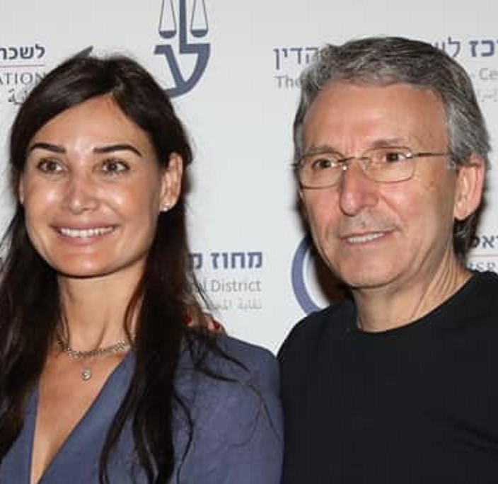 רומי קנבל עם היחצן המלקק לה בתחת שלמה בוצ'צ'ו