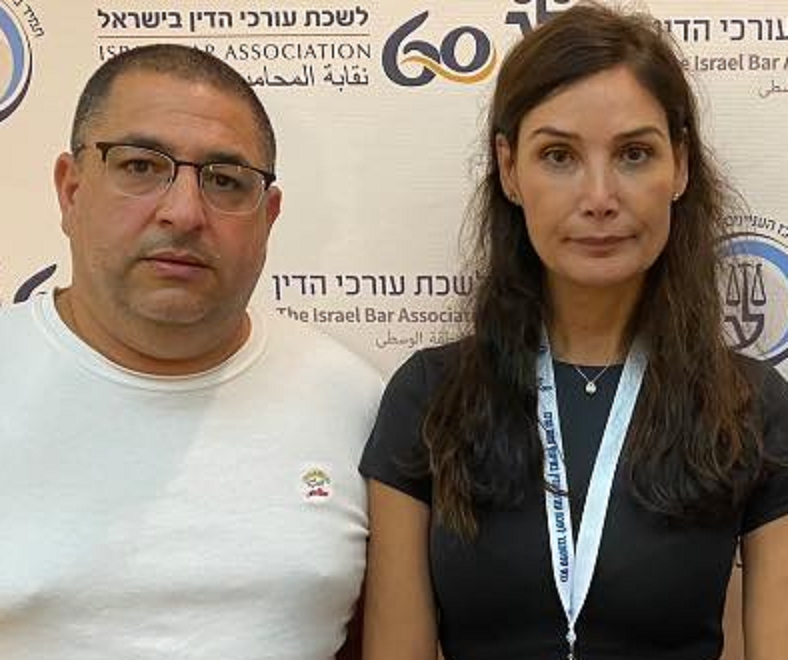 רומי קנבל עם שותפה לסחיטת הגברים עדי כרמלי והפטמות הזקורות שלו