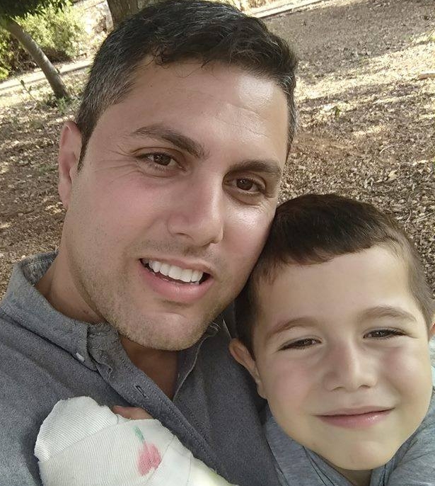 יוסי ברדא עם ילד דוגל בגידול ילדים פמיניסטים ללא אבות