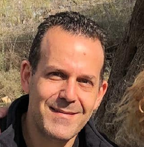 גיא נצר גוזר קופונים מהמסכנות של פושטי רגל