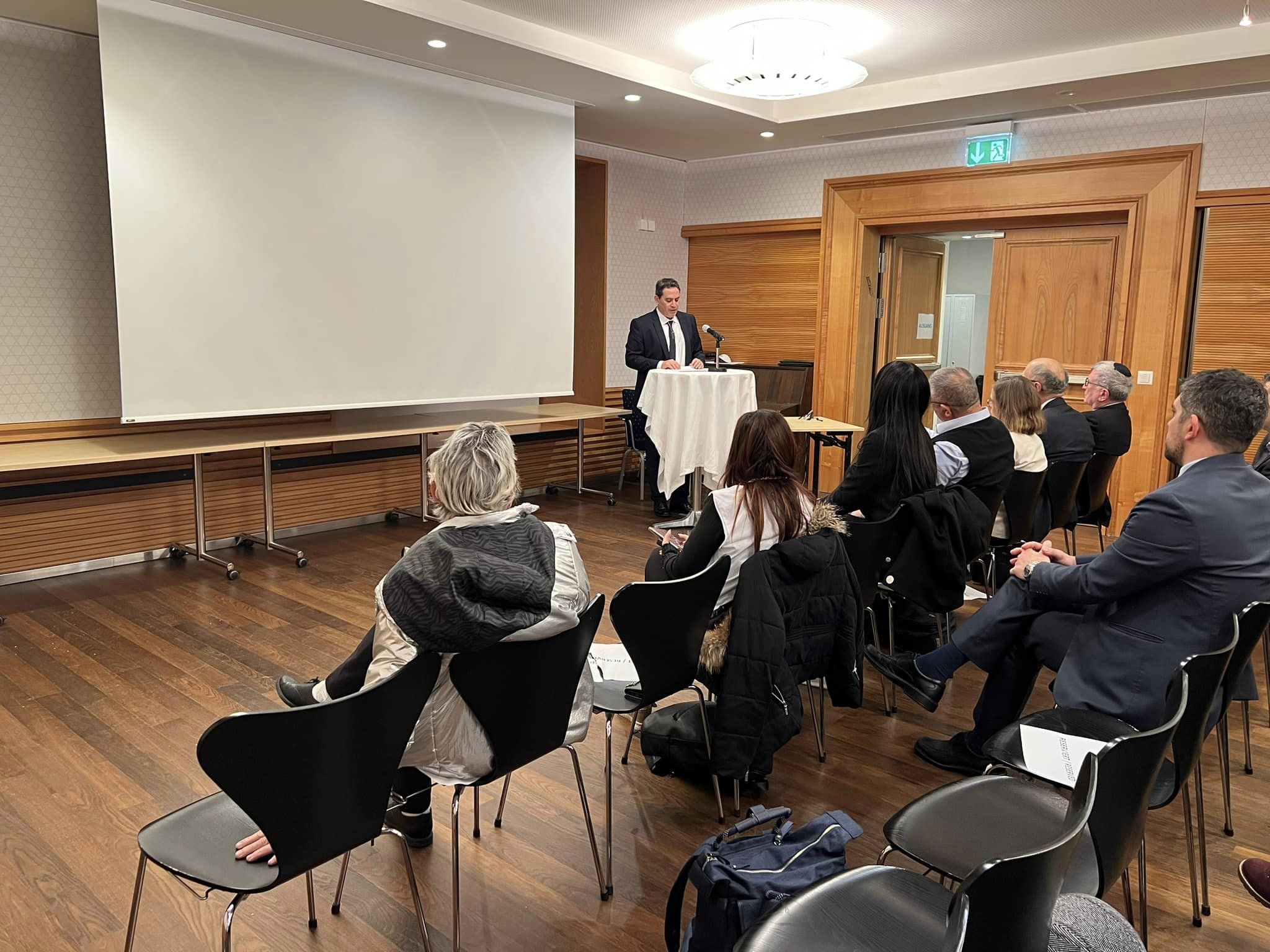 חדר ההרצאות בשוויץ שבו תמי אולמן ועמית בכר נתנו הרצאה על החמאס