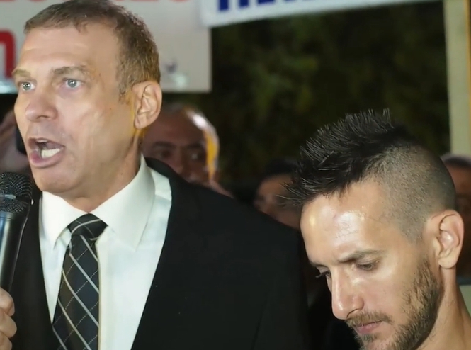 יניב מויאל נתן את הנשמה בהפגנה נגד השופטת אליה נוס