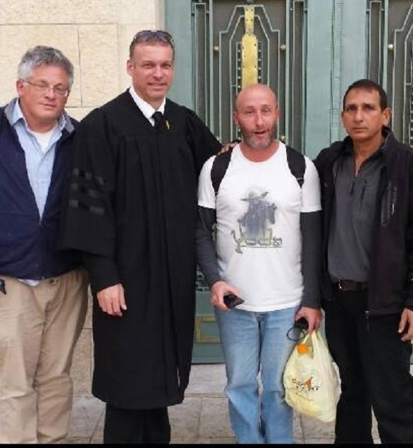 יניב מויאל עם גיא שמיר אחרי דיון מול סימונה שטיינמץ עוס ראשית לסדרי דין