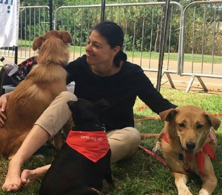 מרב מיכאלי עם כלבות לכלבה מתאים להצטלם עם כלבות