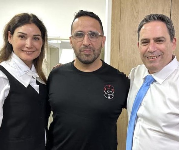 עמית בכר עם המלקקת בתחת לכל גבר עם כוח ומעמד הפוסטמה רוחמה עני רומי קנבל