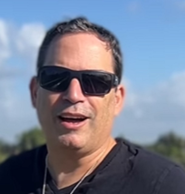 עמית בכר רוצה לשלוח תותים לנזקקות בעזה