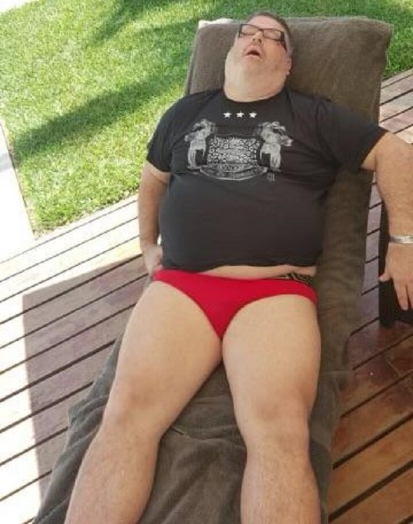 רני רהב בפוזה של פיתוי מיני אחרי שגילח את השערות מהרגליים