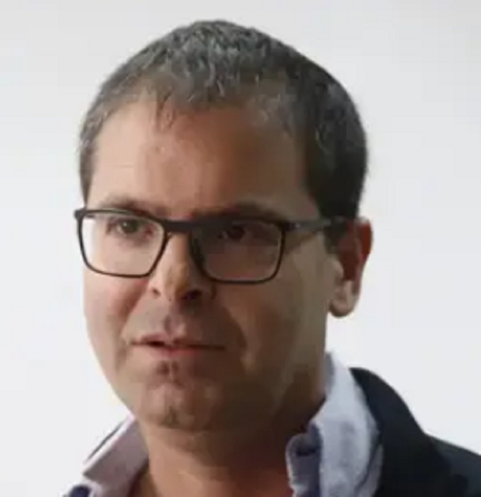 אסף רוזנברג העמיד לדין עובדי מדינה על זיונים ובעצמו זיין את סגניתו