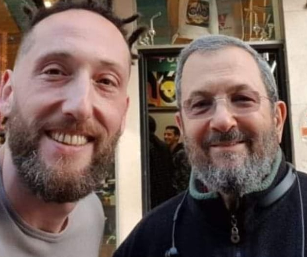 גילי מוסינזון עם אהוד ברק עושים פאן פאן פאן