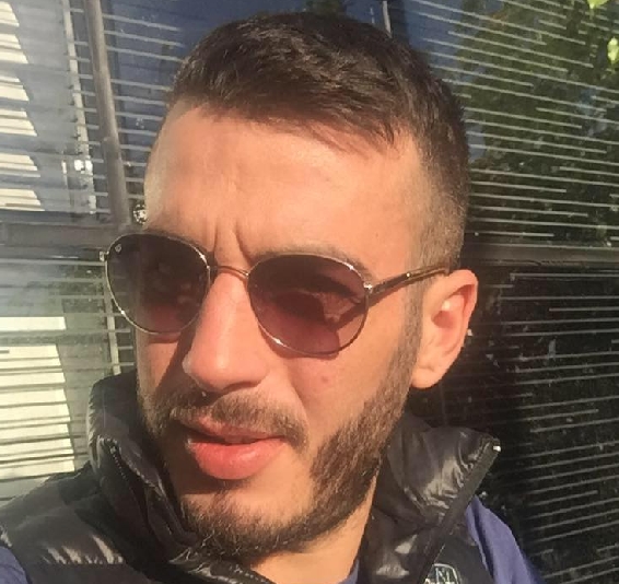 יוסי חיאק זה הבחור שרני רהב רצה לאנוס אותו לא עמד בפיתוי של יופיו
