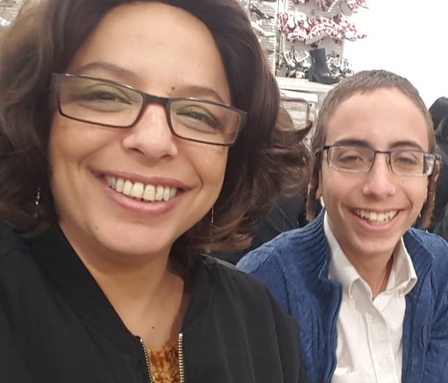 רביה טל סלומון ואחד מהילדים שגידלה כיתום כי התעללה באבא שלו
