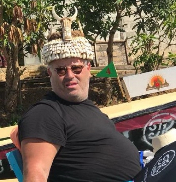 רני רהב עם עציץ מקסיקני על הראש מחפש נקניק צ'וריסו עסיסי 20 סנטים