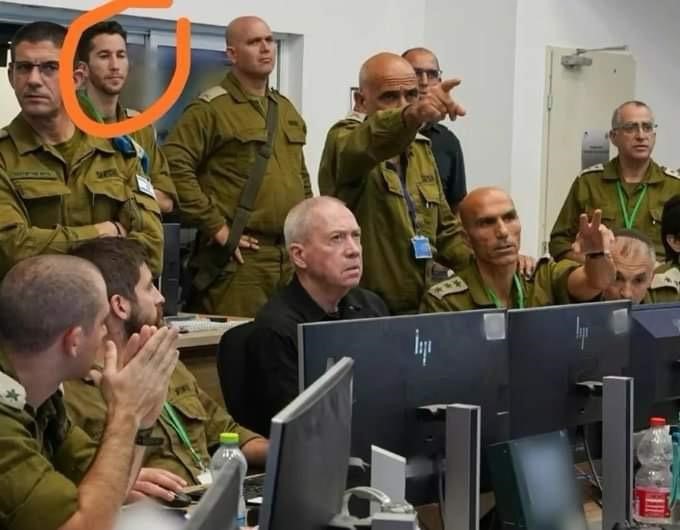 PIC המרגל אסף שמואלביץ תמונה מיום הנוחבה 7-10-2023 בתדרוך צהלי עם יואב גלנט